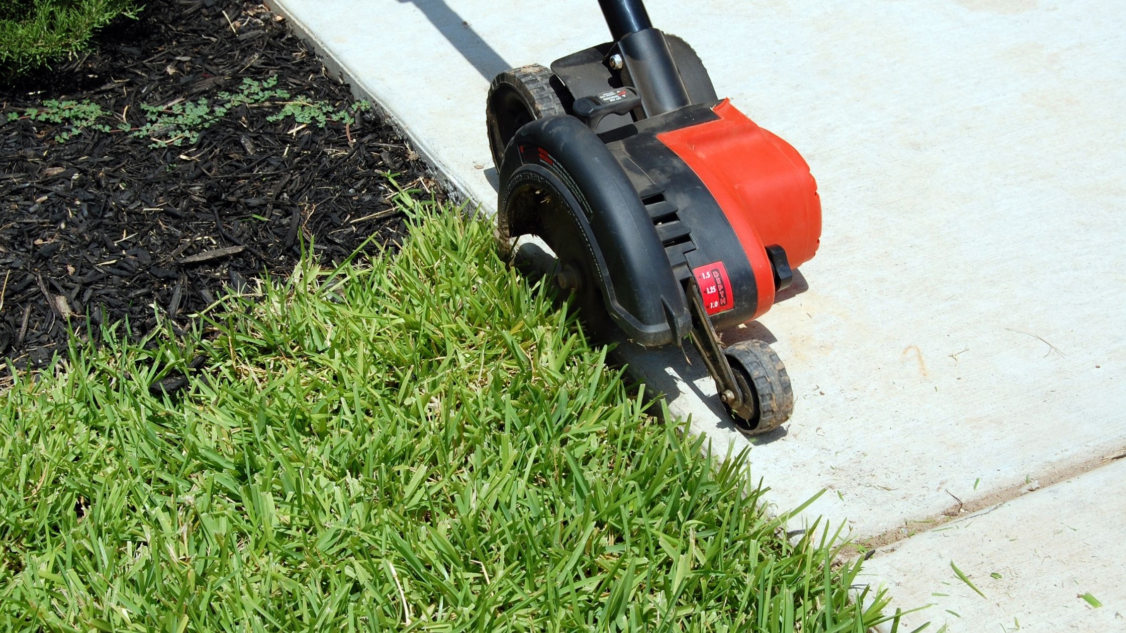 Lawn edger: cordless lawn edger